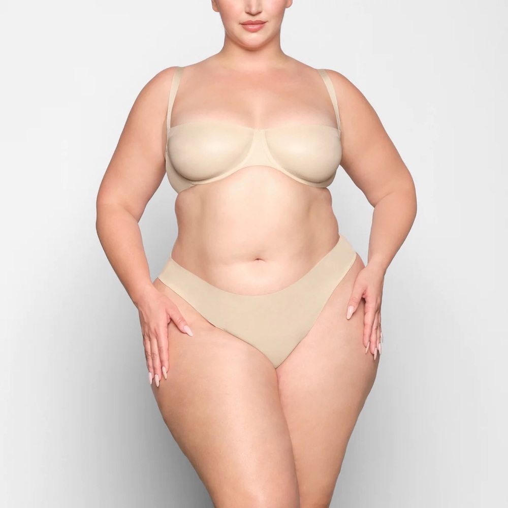 44D size NO SHOW
MOLDED UNLINED BALCONETTE BRA